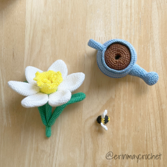 Bumble Blossom Daffodil amigurumi by erinmaycrochet