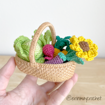 Farmers Market Basket amigurumi pattern by erinmaycrochet