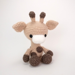 Gabe the Giraffe amigurumi by Theresas Crochet Shop