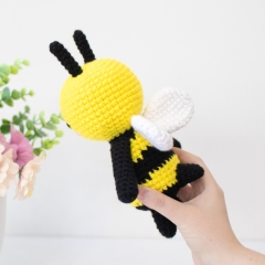 Abby the Lovely Bee amigurumi pattern by Bunnies and Yarn