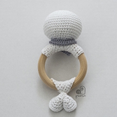 Frosty the Seal rattle amigurumi pattern by YarnWave