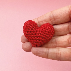 Heart decoration amigurumi pattern by Make Me Roar