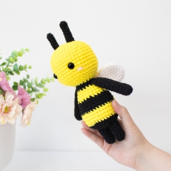 Abby the Lovely Bee amigurumi pattern by Bunnies and Yarn