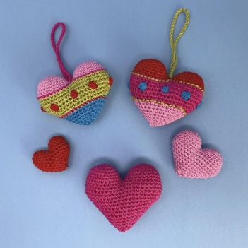 Heart decoration amigurumi pattern by Make Me Roar