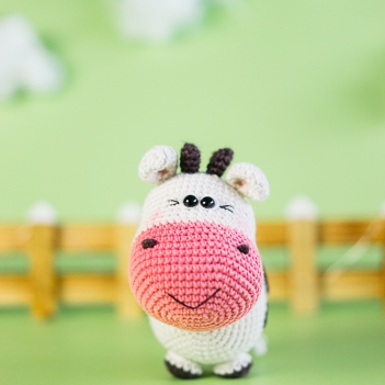 Daisy the Cow amigurumi pattern by Mumigurumi