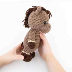 Simon the Lovely Horse amigurumi pattern by Bunnies and Yarn