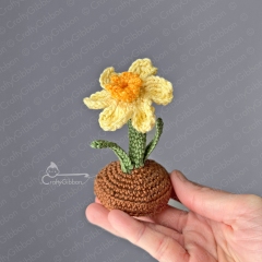 Sheep/Daffodil Planter  amigurumi by CraftyGibbon