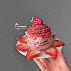 Strawberry Cat Bun amigurumi pattern by CraftyGibbon