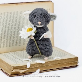 The mouse Chloe and the Daisy amigurumi pattern by Jo handmade design