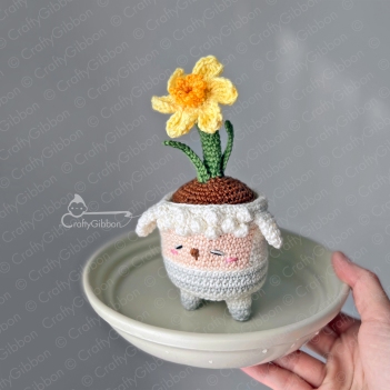 Sheep/Daffodil Planter  amigurumi pattern by CraftyGibbon
