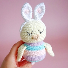 Ellie the Easter Chick amigurumi pattern by Cara Engwerda