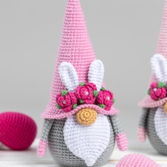 Bunny Gnome with roses amigurumi by Mufficorn