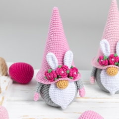 Bunny Gnome with roses amigurumi pattern by Mufficorn
