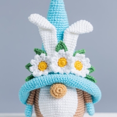 Bunny gnome with daisies amigurumi pattern by Mufficorn