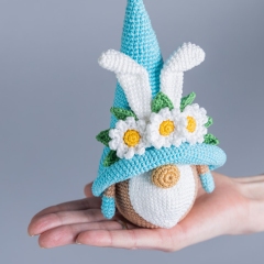 Bunny gnome with daisies amigurumi pattern by Mufficorn