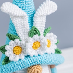 Gnome Bunny with daisies amigurumi by Mufficorn