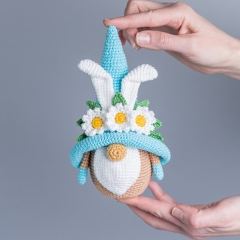 Gnome Bunny with daisies amigurumi pattern by Mufficorn