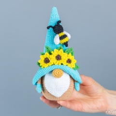 Gnome with bee amigurumi pattern by Mufficorn