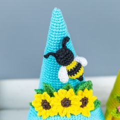 Gnome with bee amigurumi by Mufficorn