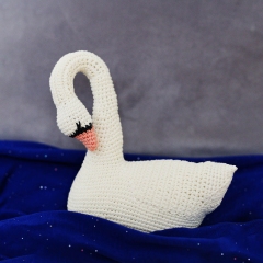 Elegant Seamless Swan amigurumi by StuffTheBody