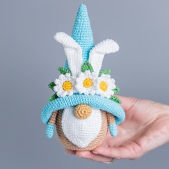 Bunny gnome with daisies