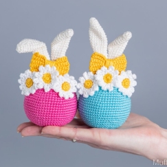 Eggs bunnies with flowers