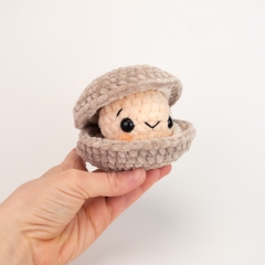 Plush Cecil the Clam amigurumi pattern by Theresas Crochet Shop
