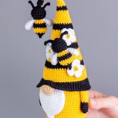 Bee Gnome amigurumi pattern by Mufficorn