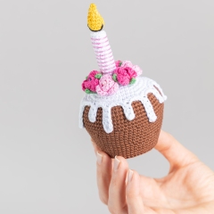 Birthday Gnome with cupcake amigurumi pattern by Mufficorn