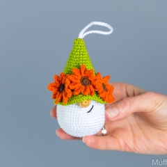 Gnomes keychains with flowers amigurumi by Mufficorn
