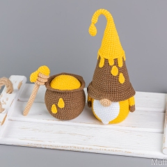 Honey Gnome amigurumi pattern by Mufficorn