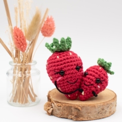 Strawberry mom and kid amigurumi pattern by Octopus Crochet