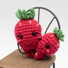 Strawberry mom and kid amigurumi by Octopus Crochet