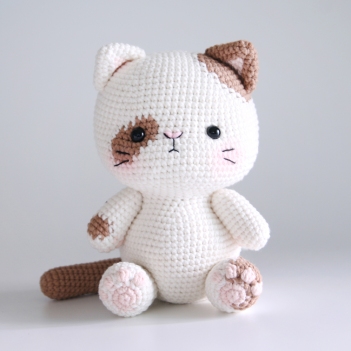 The cat (beige) amigurumi pattern by Bigbebez