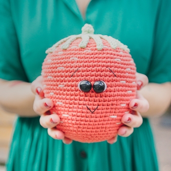 Crochet Strawberry amigurumi pattern by Mumigurumi