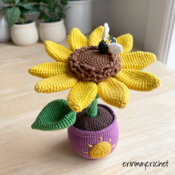 Bumble Blossom Sunflower amigurumi pattern by erinmaycrochet