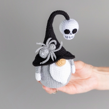 Gnome with Skull amigurumi pattern by Mufficorn