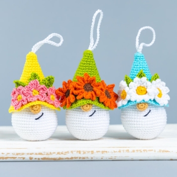 Gnomes keychains with flowers amigurumi pattern by Mufficorn