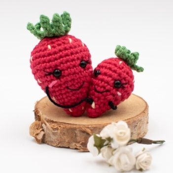 Strawberry mom and kid amigurumi pattern by Octopus Crochet
