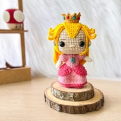 Princess Peach amigurumi by Crocheniacs