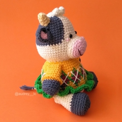 Connie the Curious Cow amigurumi by Audrey Lilian Crochet