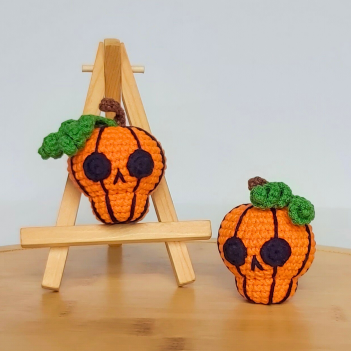 Skull Pumpkin amigurumi pattern by Mufficorn