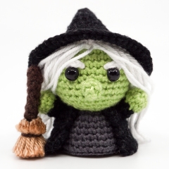 Mini Evil Witch amigurumi by Supergurumi