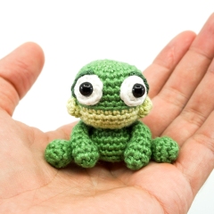 Mini Frog amigurumi pattern by Supergurumi
