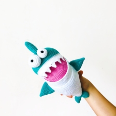 Baby shark amigurumi pattern by Fluffy Tummy