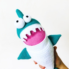 Baby shark amigurumi by Fluffy Tummy