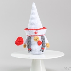 Nurse gnome amigurumi pattern by Mufficorn