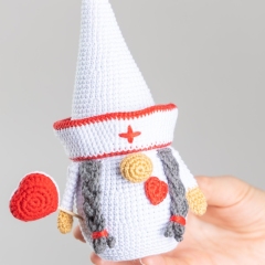 Nurse gnome amigurumi pattern by Mufficorn