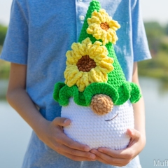 Plush Gnome amigurumi pattern by Mufficorn