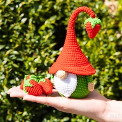 Strawberry Gnome amigurumi by Mufficorn